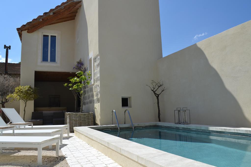 Mas A L'Improviste Bed & Breakfast Maillane Dış mekan fotoğraf